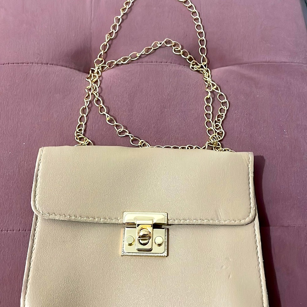 Minimalist twist lock chain bag